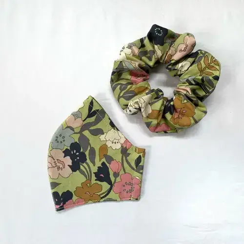 Curved face mask and matching scrunchie in olivine
