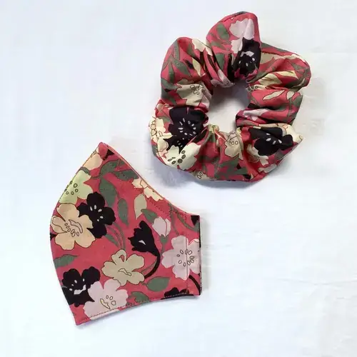 Curved face mask in paradise floral